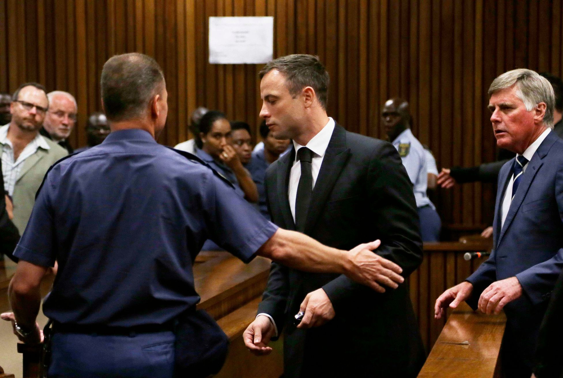 Oscara Pistoriuse odvádějí do cely