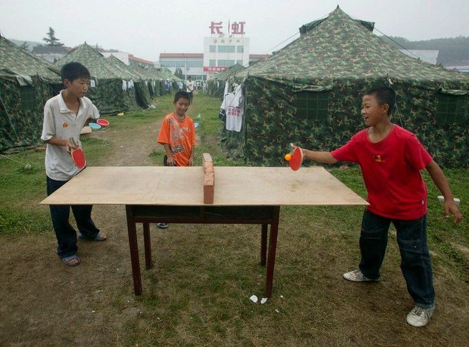 Improvizovaný stolní tenis hrají žáci v provizorním táboře pro ty, které postihlo květnové zemětřesení v provincii Sichuan.