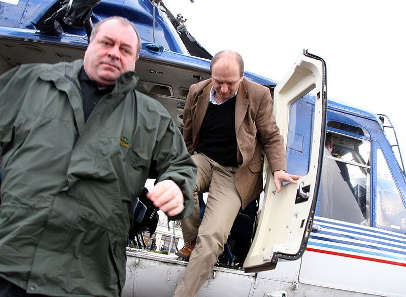 František Koníček a Petr Gandalovič vystupují z vrtulníku