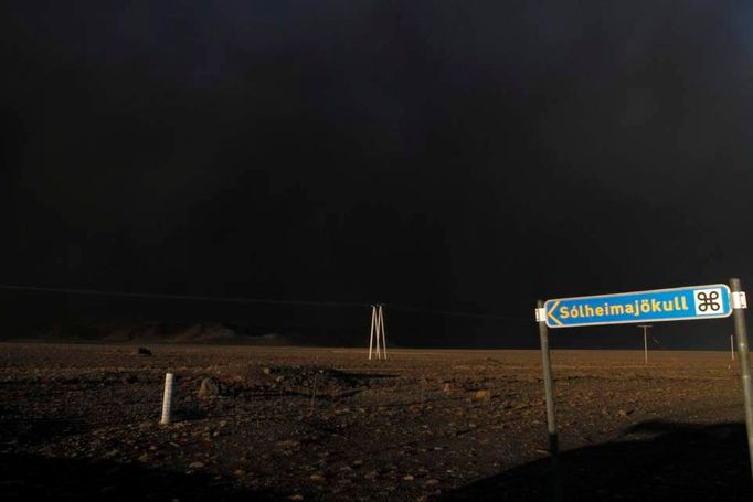 Mračno sopečného popela ze sopky pod islandským ledovcem Eyjafjallajökull bude zřejmě ovlivňovat život v Evropě i v nejbližších dnech.