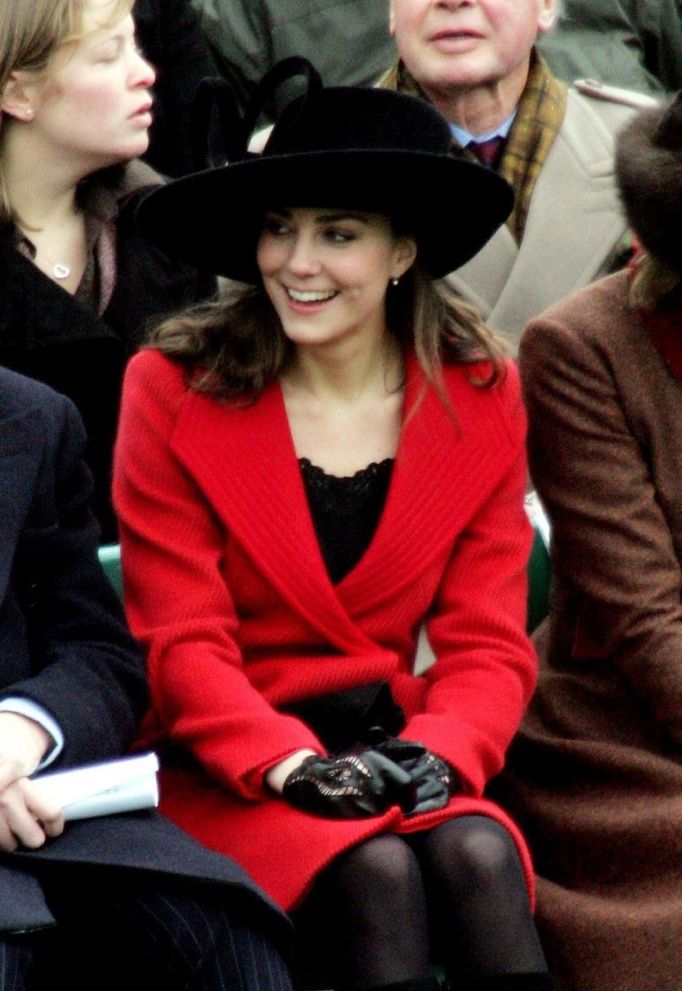 Kate Middleton přijíždí 15. prosince 2006 na přehlídku královské vojenské akademie v londýnském Camberley.