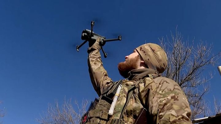 Video: Pilot dronu kličkoval mezi stromy. Hledal cíl, který Rusy nejvíc poškodí