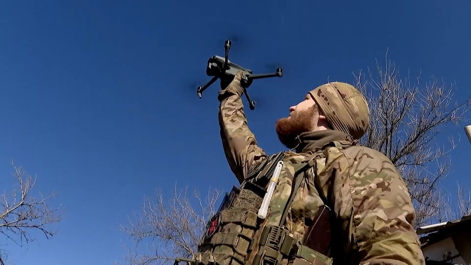 Hon na ruské obrněnce - ukrajinský dronový průzkum v Donbasu