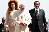 Papež s kamerunským prezidentem Paulem Biyou a jeho ženou Chantal.