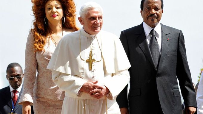 Žádné kondomy, ale manželská věrnost a sexuální abstinence vás spasí. Papež Benedikt XVI. v Kamerunu