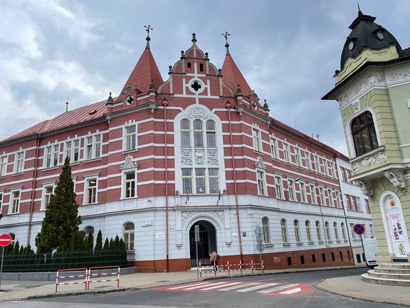 Základní školu Svobodného slovenského vysílače navštěvovali oba hlavní favoriti voleb, byť v jiné době.