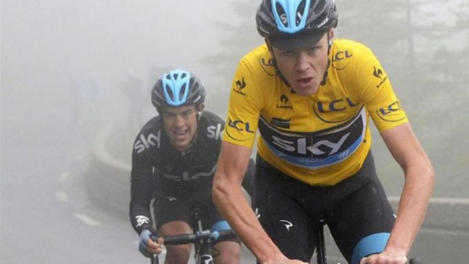 Cyklisté Chris Froome (ve žlutém) a Richie Porte