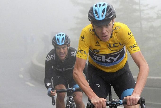 Cyklisté Chris Froome (ve žlutém) a Richie Porte