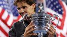 Rafael Nadal se raduje ze svého druhé titulu na US Open a celkem svého třináctého grandslamového titulu.