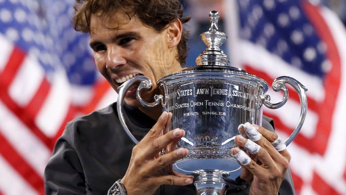 Rafael Nadal se raduje ze svého druhé titulu na US Open a celkem svého třináctého grandslamového titulu.