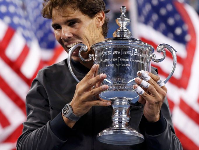 Rafael Nadal se raduje ze svého druhé titulu na US Open a celkem svého třináctého grandslamového titulu.