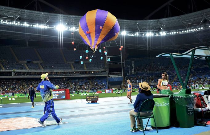 OH 2016, atletika: balón na stadinu