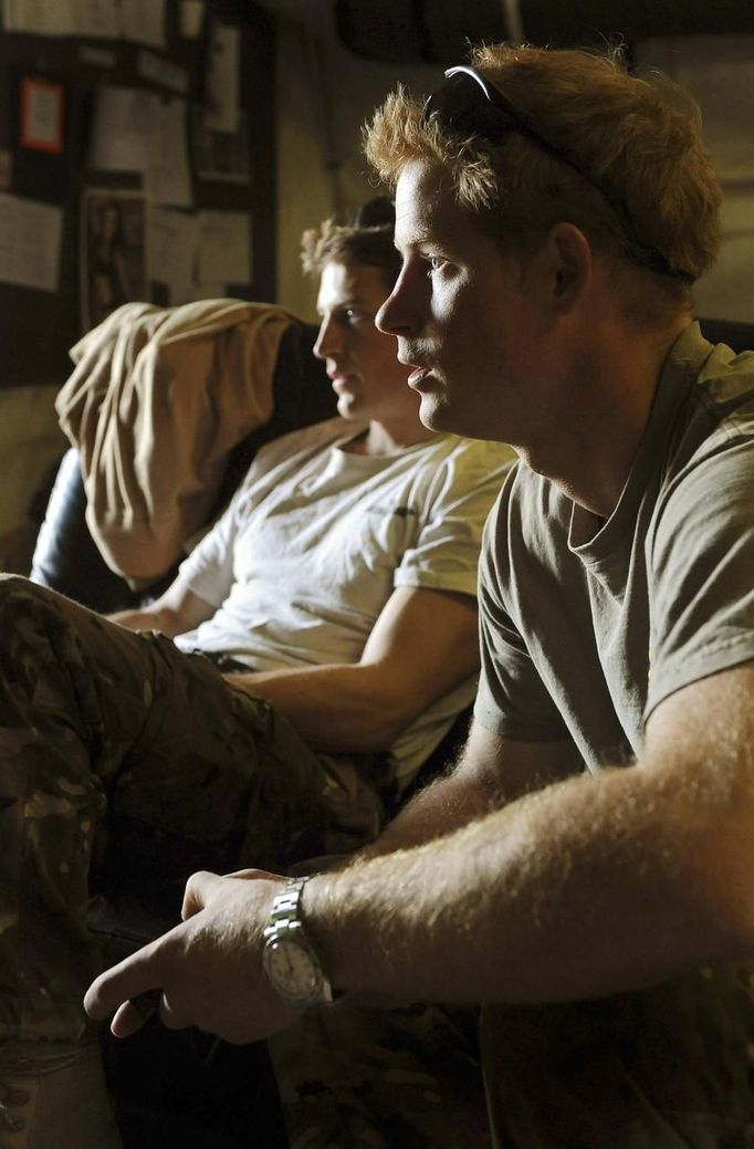 Britain's Prince Harry (R) plays a computer soccer game with his fellow Apache pilot Captain Simon Beattie at Camp Bastion, southern Afghanistan in this photograph taken November 3, 2012, and released January 21, 2013. The Prince, who is serving as a pilot/gunner with 662 Squadron Army Air Corps, is on a posting to Afghanistan that runs from September 2012 to January 2013. Photograph taken November 3, 2012. REUTERS/John Stillwell/Pool (AFGHANISTAN - Tags: MILITARY POLITICS SOCIETY MEDIA ROYALS CONFLICT) Published: Led. 21, 2013, 7:53 odp.