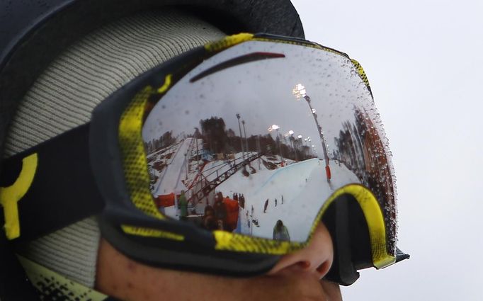 The half pipe is reflected in the goggles of an unidentified athlete at the Extreme Park, a Sochi 2014 Winter Olympics venue for the snowboard and skiing freestyle events in Rosa Khutor near Sochi February 12, 2013. Although many complexes and venues in the Black Sea resort of Sochi mostly resemble building sites that are still under construction, there is nothing to suggest any concern over readiness. Construction will be completed by August 2013 according to organizers. The Sochi 2014 Winter Olympics opens on February 7, 2014. REUTERS/Kai Pfaffenbach (RUSSIA - Tags: BUSINESS CONSTRUCTION CITYSPACE ENVIRONMENT SPORT OLYMPICS) Published: Úno. 12, 2013, 11:15 dop.