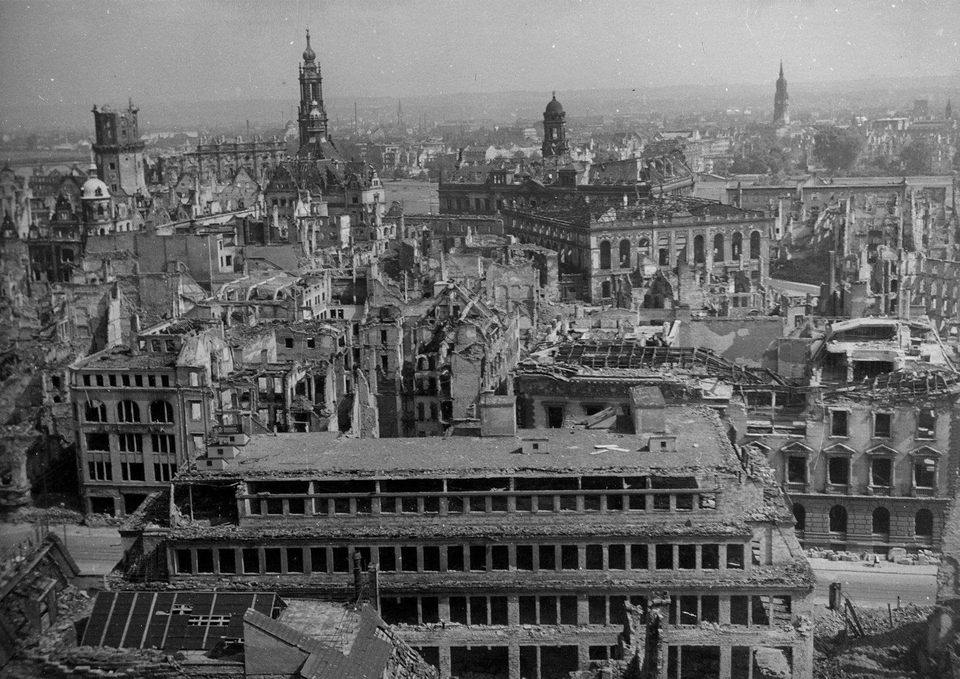 Letouny shodily na město 3900 tun bomb. Zničily 34 kilometrů čtverečních zástavby.