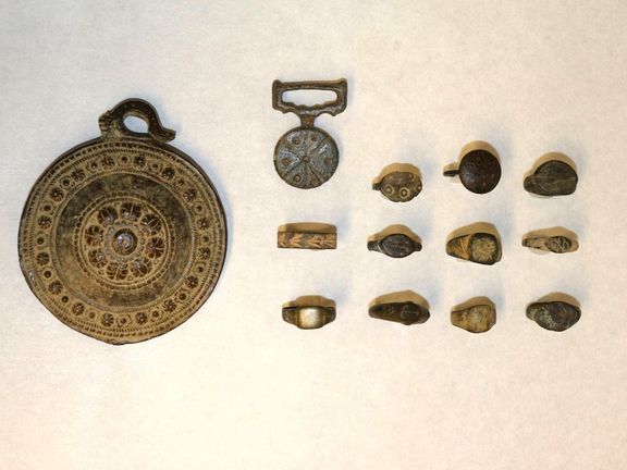 Kompletní sada jedenácti prstenů a dvou medailonů.