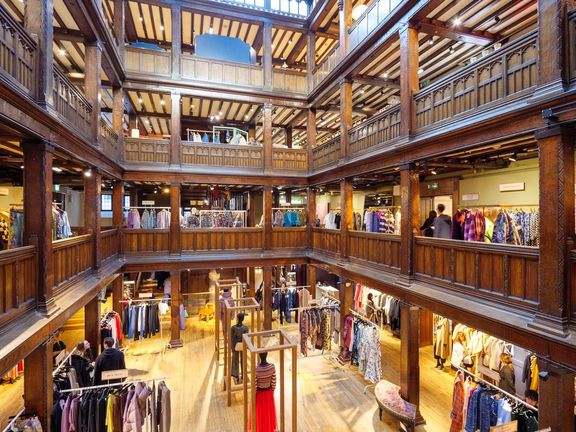 Dřevěný interiér londýnského obchodního domu Liberty.