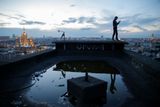 Riskují, že je zatkne policie, zraní se nebo dokonce zemřou při pádu z vysoké budovy. Skupina mladých Rusů, která si říká "Rudex", tráví svůj volný čas na střechách moskevských domů.