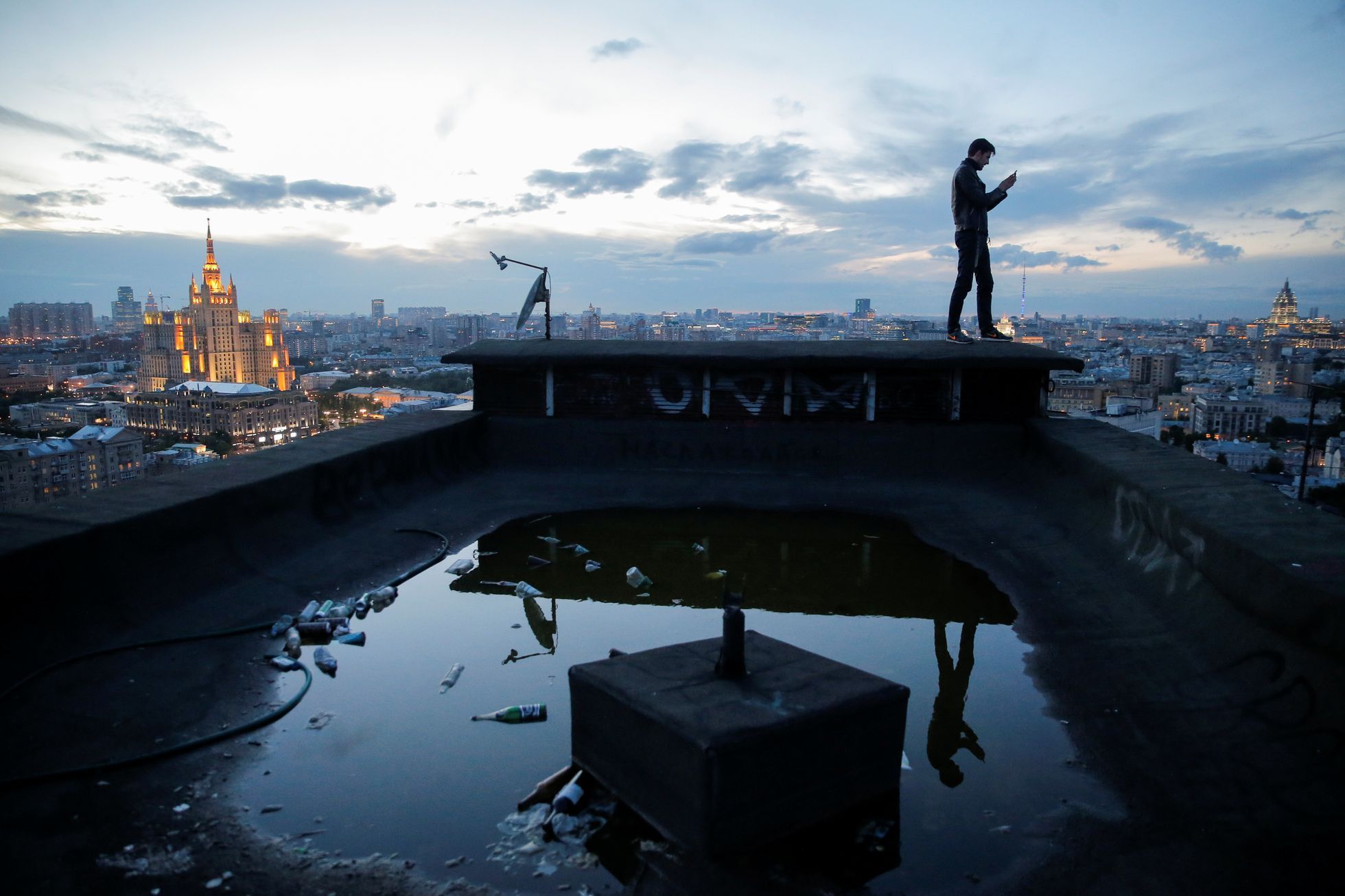 Moskva, mladí lidé na střechách výškových budov, 2017