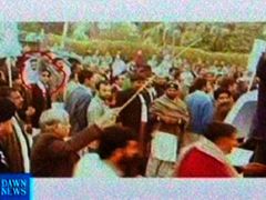Snapshot z amatérského televizního záběru zachytil pravděpodobné vrahy Benazír Bhuttové: Střelec má na očích brýle, muž, který pak odpálil nálož, bílý šátek na hlavě.