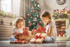 Žebříček svátků podle útrat: Češi šetří, na Vánoce utratí o pár stovek méně než loni