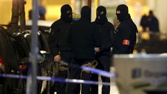 Maskovaní belgičtí policisté v Schaerbeeku.