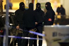 Při raziích v Bruselu byli zatčeni tři muži. Dva z nich policie postřelila do nohy