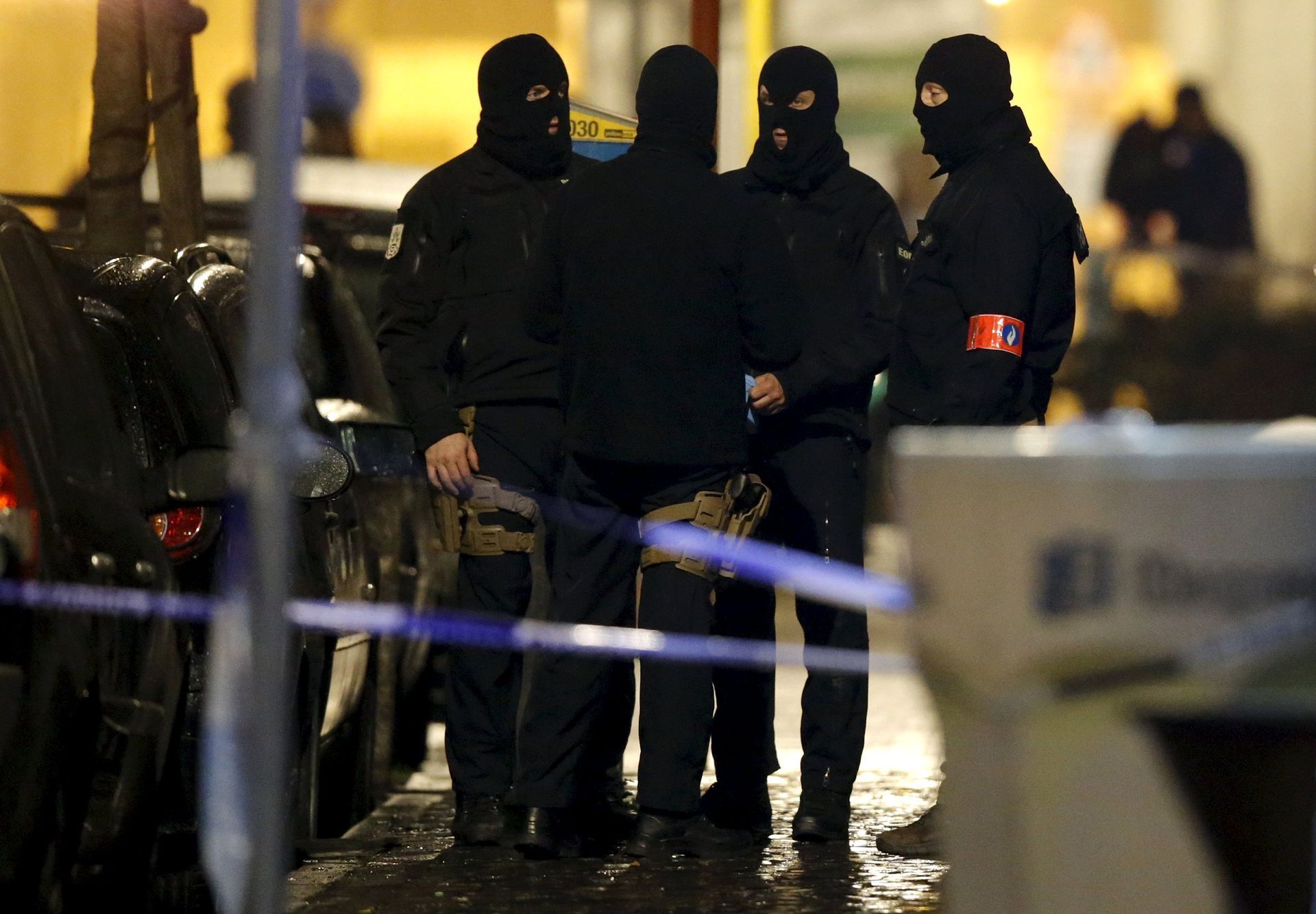 Maskovaní belgičtí policisté v Schaerbeeku.