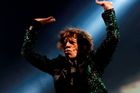 Koncert kapela zahájila ostrou písní Jumping Jack Flash a po pátém čísle představil frontman Mick Jagger novou skladbu. Tu, jak řekl, napsal pro dívku, kterou na festivalu potkal. Její refrén zní "Čekám na svou holku z Glastonbury".