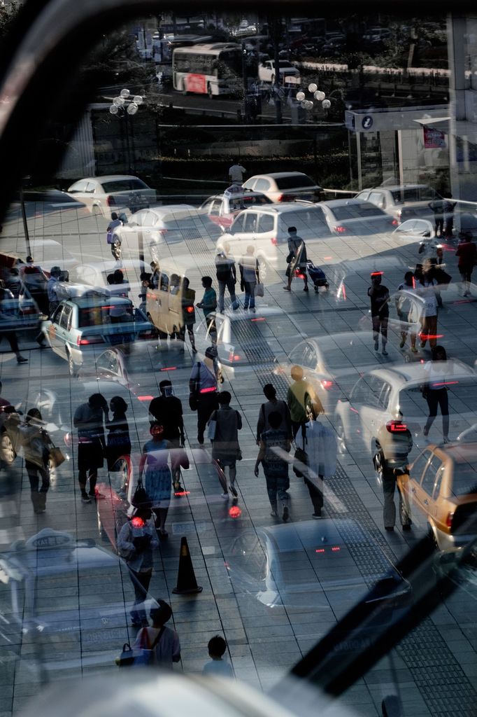 Na fotografiích Davida Gaberleho jsou lidé neostrými doplňky sklobetonových metropolí.