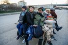Řecká policie zakročila proti migrantům u hranic. Obyvatelé Lesbu odhánějí čluny