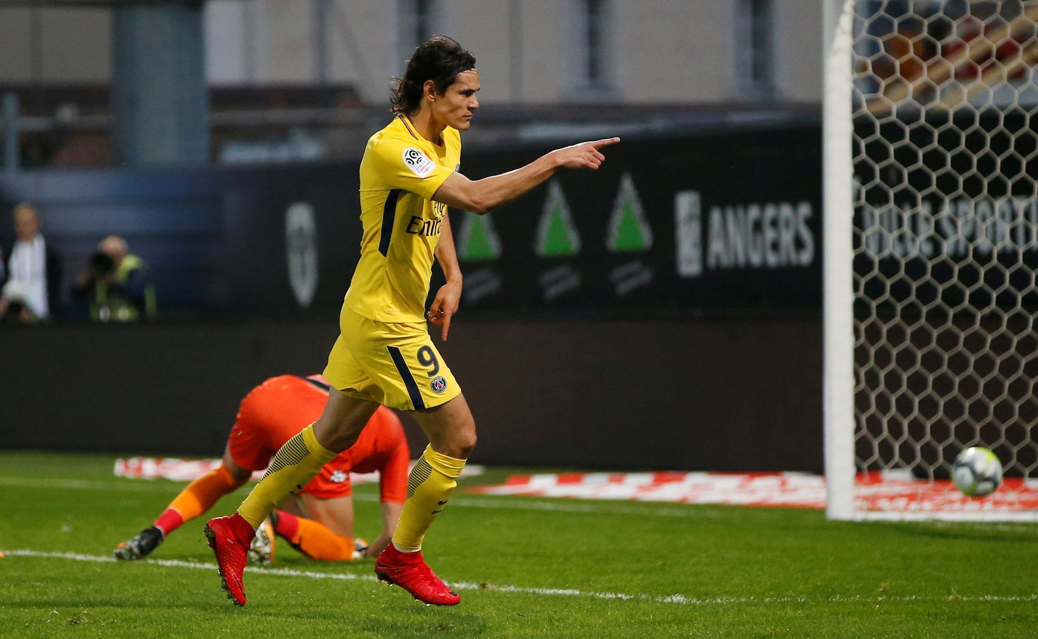 Edinson Cavani slaví třetí gól Paris St. Germain v síti Angers