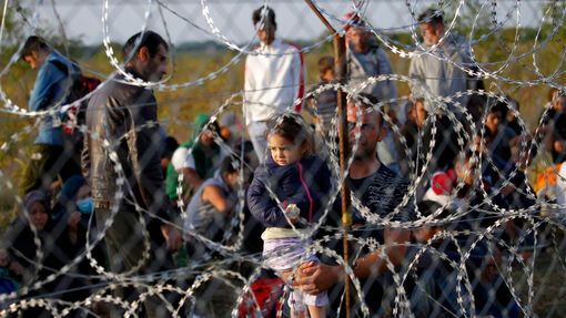 Uprchlíci na srbské straně plotu, který zemi odděluje od Maďarska.
