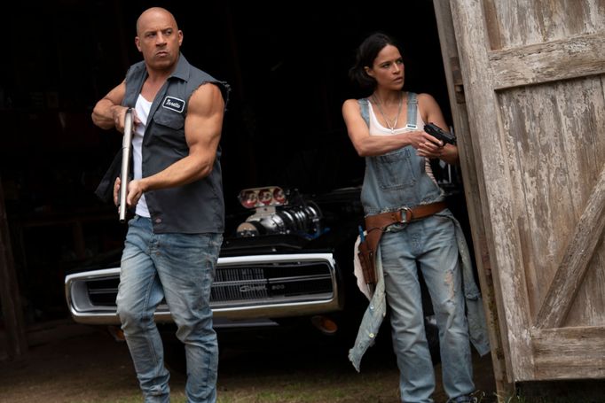 Vin Diesel jako Dominic Toretto a Michelle Rodriguezová v roli Letty.
