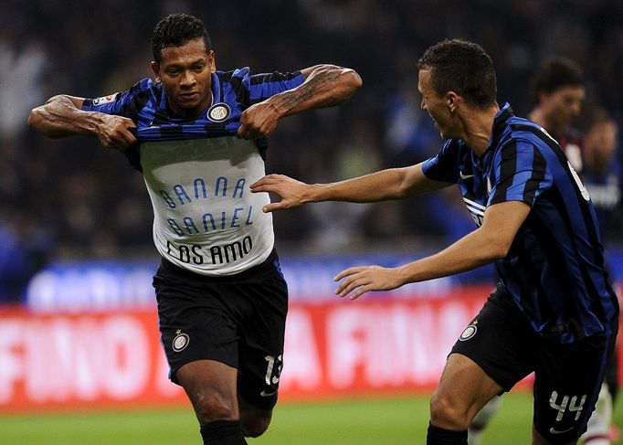 Freddy Guarin a Ivan Perišič slaví branku Interu do sítě AC