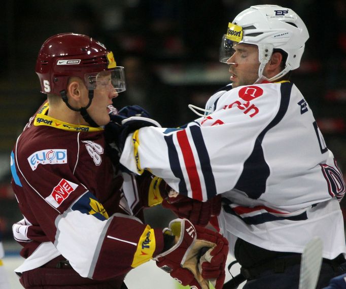 Hokejista Chomutova v souboji s Miroslavem Formanem v utkání 16. kola Tipsport extraligy 2012/13 proti Spartě Praha.