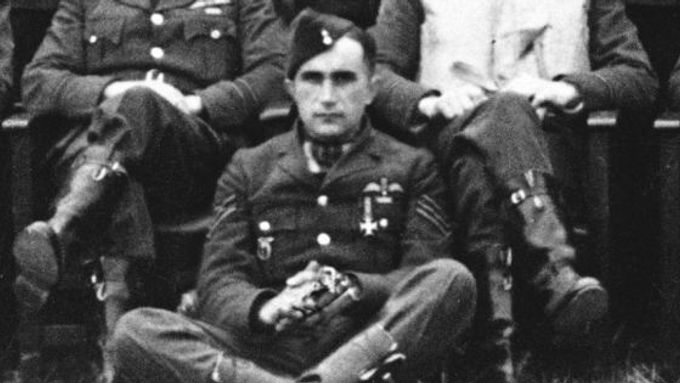 Josef František, letec RAF (uprostřed)