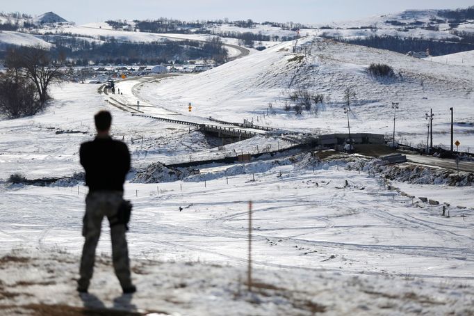 Hlídka u tábora vedle ropovodu Dakota Access.