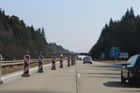 S prvním velkým omezením se řidič jedoucí z Prahy na Brno setká těsně před sjezdem na 104. kilometru. Protože ministerstvo dopravy vloni zakázalo před zimou začít s bouráním starého povrchu a pokládáním nového v úseku Větrný Jeníkov - Jihlava, musí se práce udělat letos.