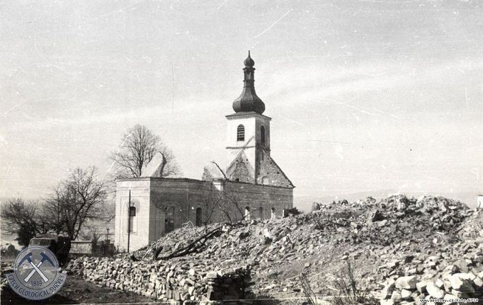 Starobylý kostelík v obci, který je nutno zbořit. Snímek z roku 1959.