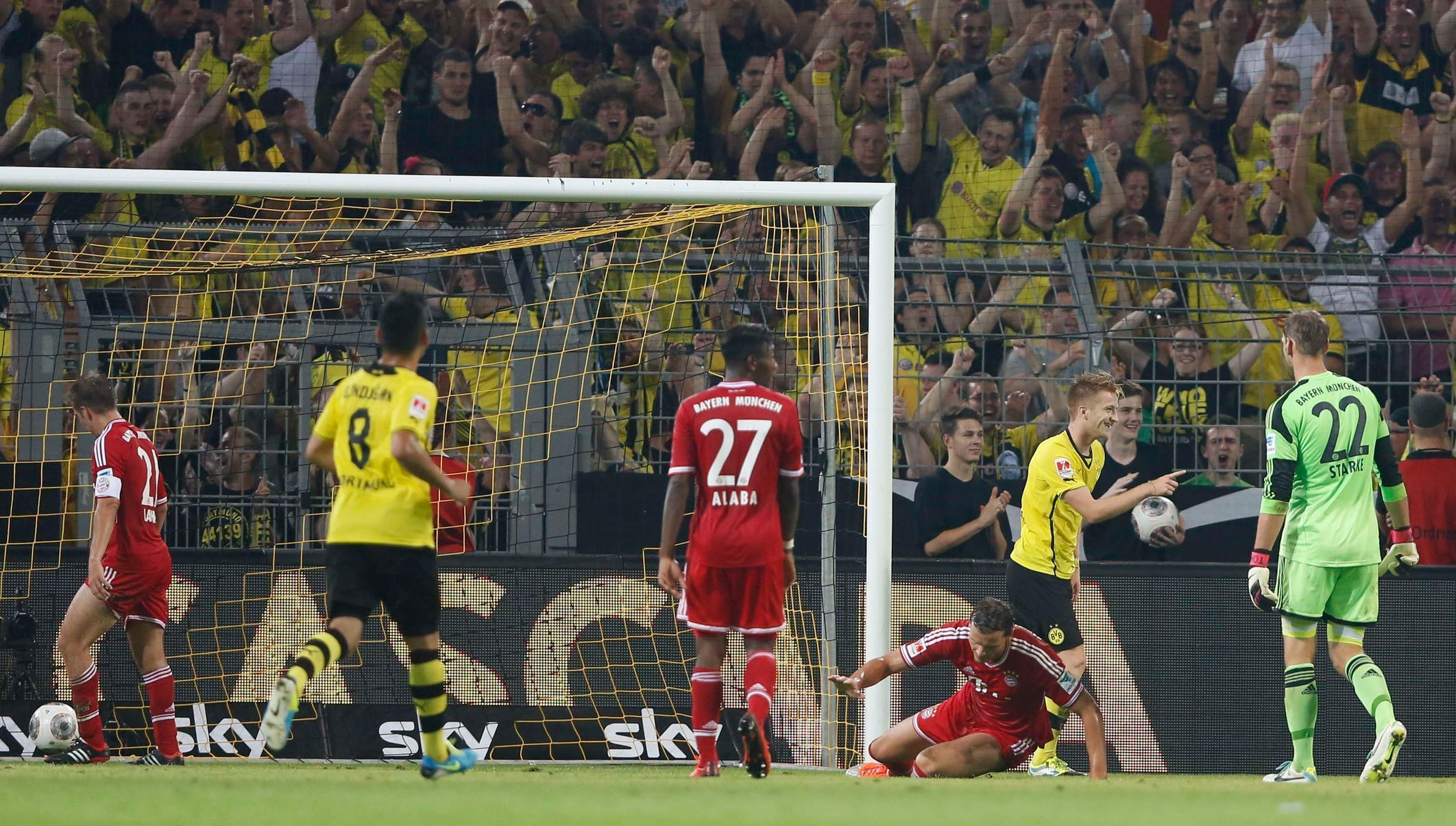 Fotbal, německý Superpohár, Dortmund - Bayern:  Marco Reus slaví gól