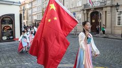 Čína, čínští turisté v Praze, vlajka, turista - ilustrační foto