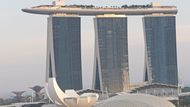 Závod v Singapuru se jede v kulisách monumentálních mrakodrapů,...