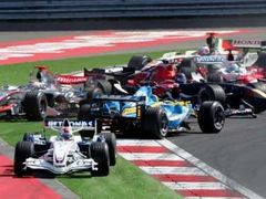 Zmatek po startu Velké ceny Turecka, který způsobil Giancarlo Fisichella s Renaultem.