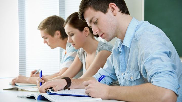 Víc zaplatí, spíš je vezmou. Za testy na vysokou školu utratí studenti i desetitisíce