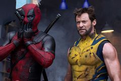 Recenze: Deadpool & Wolverine. Ostrá superhrdinská komedie se směje Disneymu i lidem
