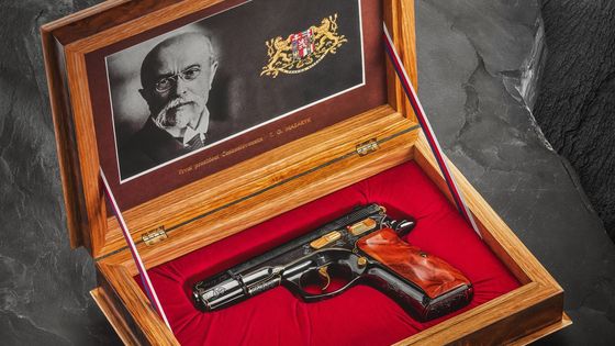 V krabici, kde je pistol uložena, je i portrét Tomáše G. Masaryka.