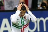 Kontrola, zda účes sedí? Kdepak, Cristiano Ronaldo je sice známý také jako velký konzument gelu do vlasů, ale v zápase s Českem ukázal, že je především výjimečný fotbalista.
