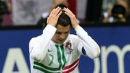 Kontrola, zda účes sedí? Kdepak, Cristiano Ronaldo je sice známý také jako velký konzument gelu do vlasů, ale v zápase s Českem ukázal, že je především výjimečný fotbalista.