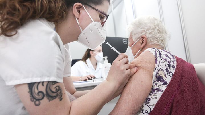 Po půl roce od očkování nemá většina seniorů skoro žádné protilátky, zjistila analýza; Zdroj foto: Jakub Plíhal